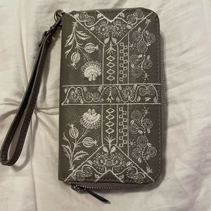 Embroidered wristlet wallet